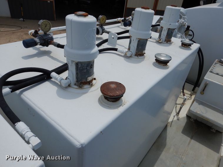 image for item DD2512 1993 Kenworth T450  lube truck