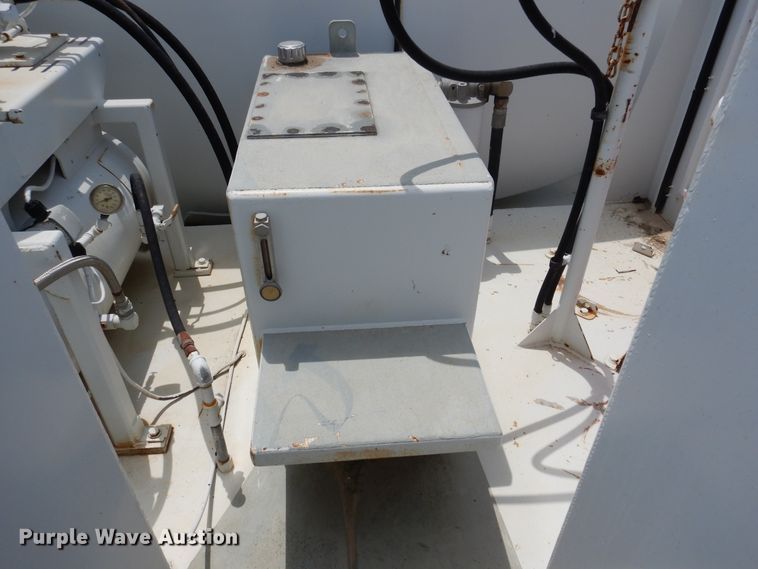 image for item DD2512 1993 Kenworth T450  lube truck