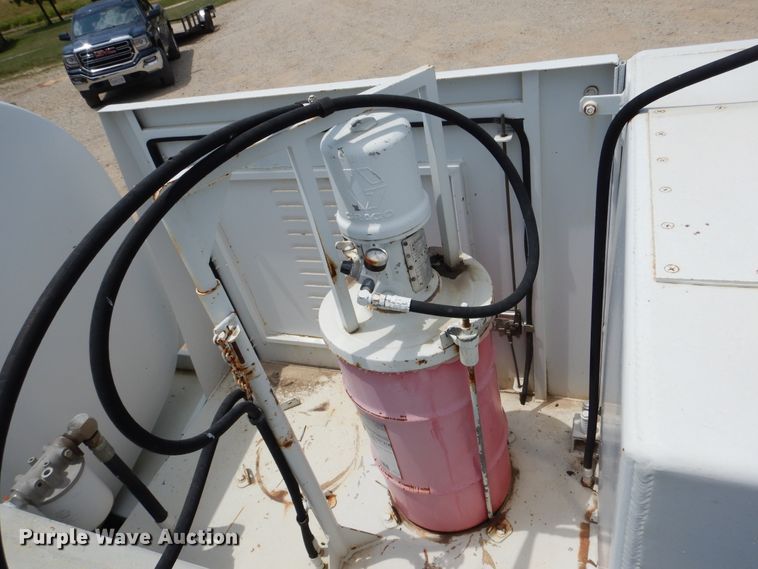 image for item DD2512 1993 Kenworth T450  lube truck