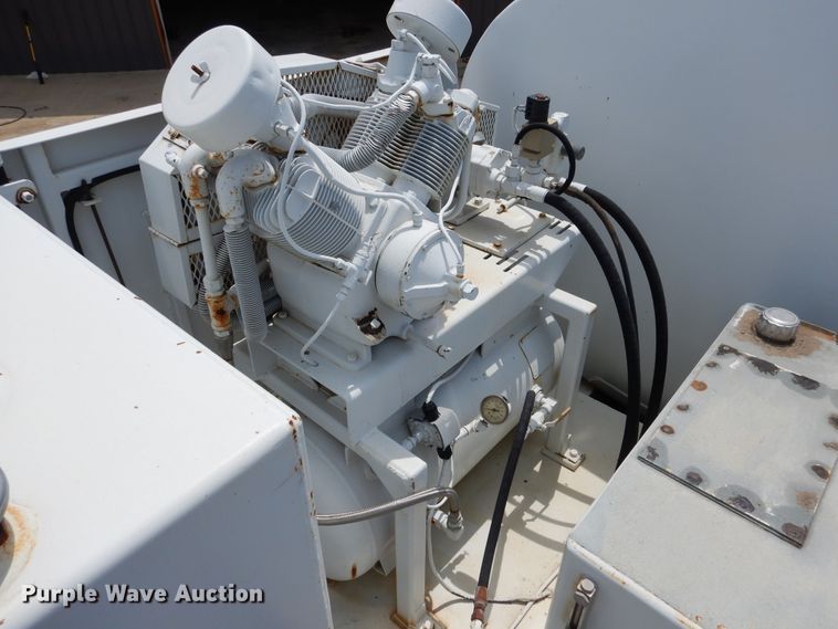 image for item DD2512 1993 Kenworth T450  lube truck