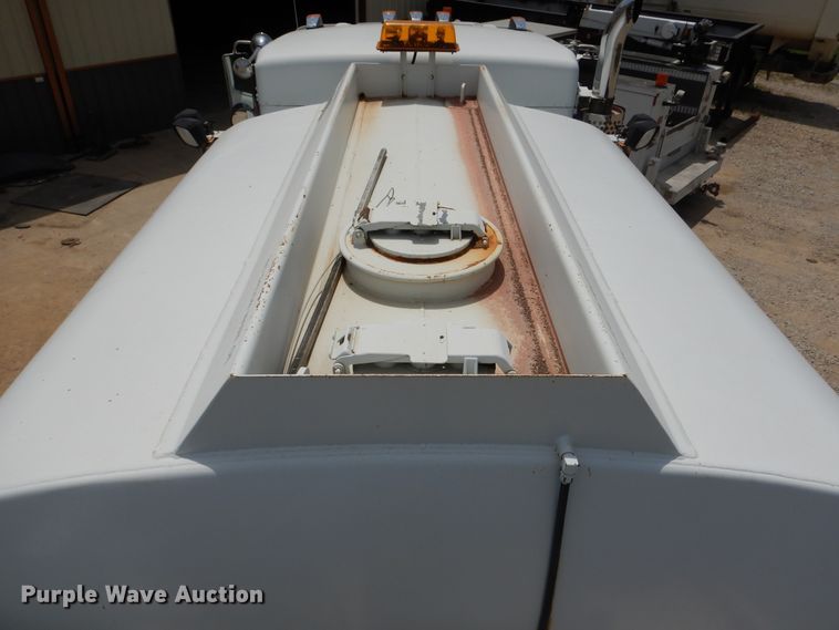 image for item DD2512 1993 Kenworth T450  lube truck