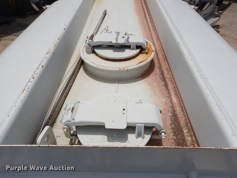 image for item DD2512 1993 Kenworth T450  lube truck