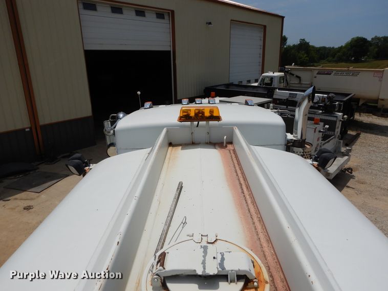 image for item DD2512 1993 Kenworth T450  lube truck