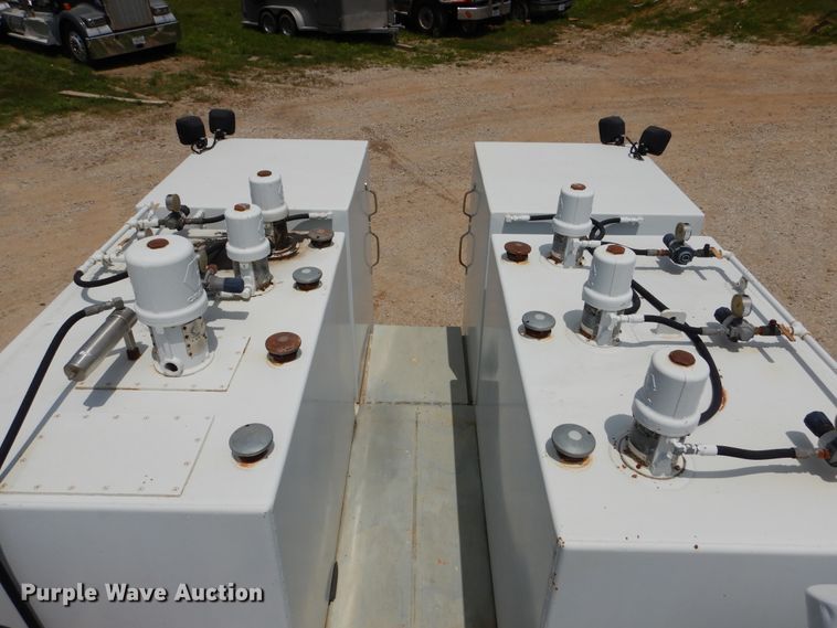 image for item DD2512 1993 Kenworth T450  lube truck