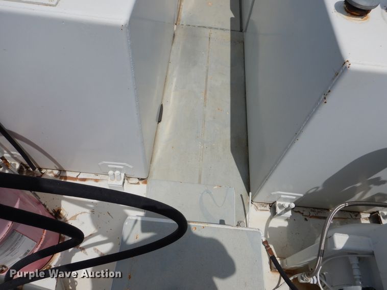 image for item DD2512 1993 Kenworth T450  lube truck