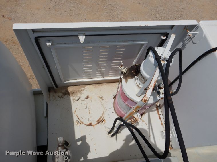 image for item DD2512 1993 Kenworth T450  lube truck