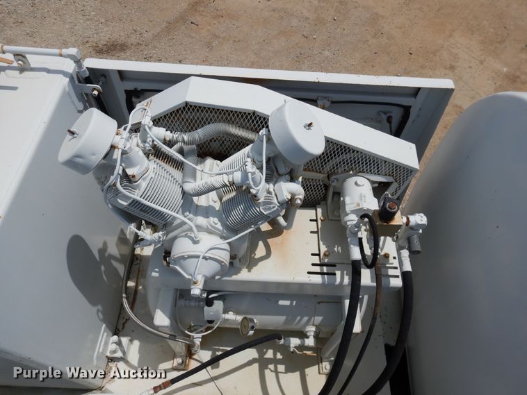 image for item DD2512 1993 Kenworth T450  lube truck