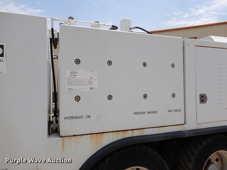 image for item DD2512 1993 Kenworth T450  lube truck