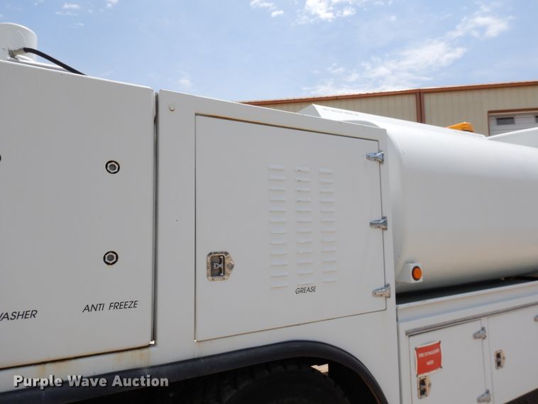 image for item DD2512 1993 Kenworth T450  lube truck