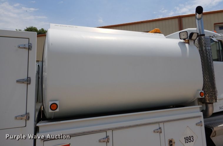 image for item DD2512 1993 Kenworth T450  lube truck