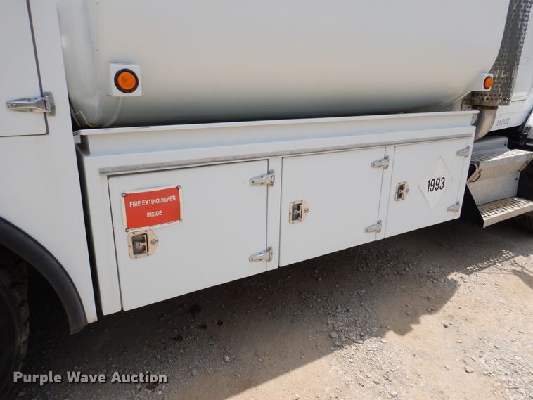 image for item DD2512 1993 Kenworth T450  lube truck