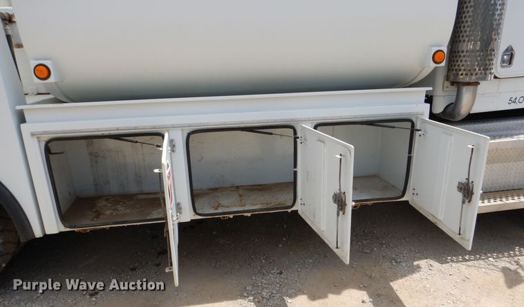 image for item DD2512 1993 Kenworth T450  lube truck