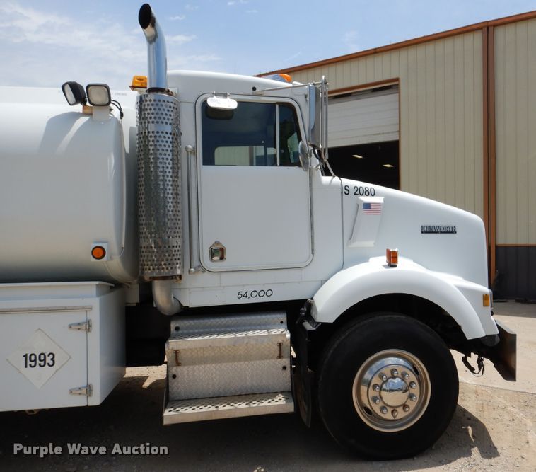 image for item DD2512 1993 Kenworth T450  lube truck