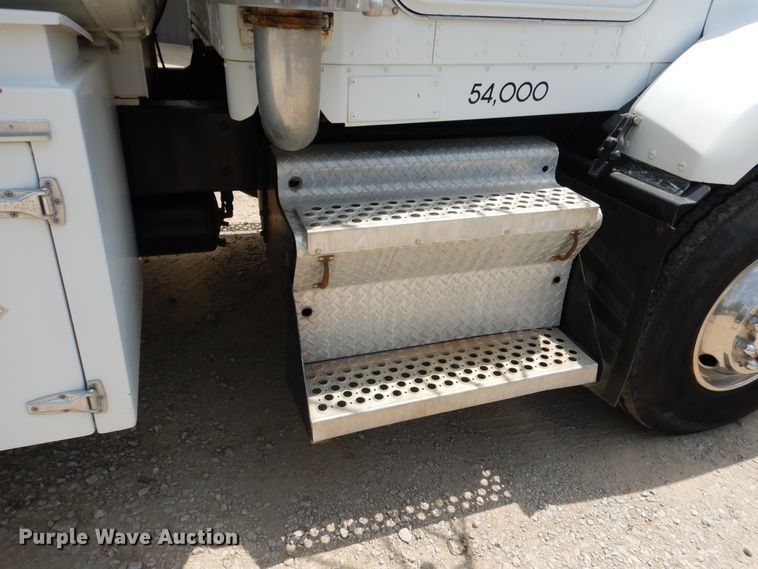 image for item DD2512 1993 Kenworth T450  lube truck