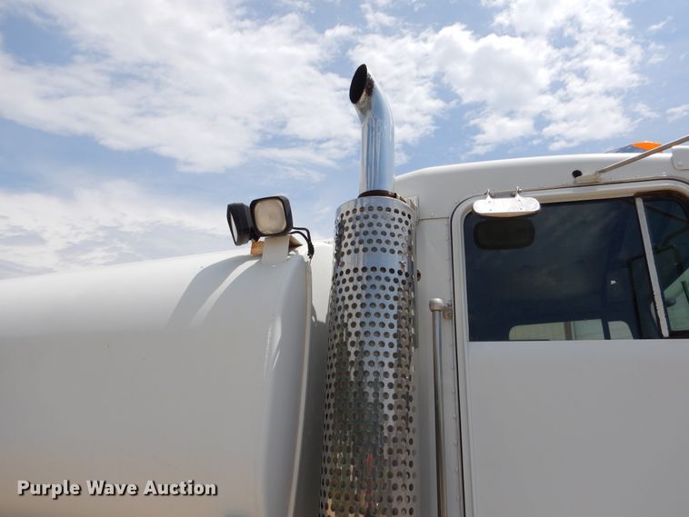 image for item DD2512 1993 Kenworth T450  lube truck