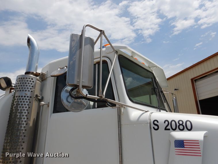 image for item DD2512 1993 Kenworth T450  lube truck