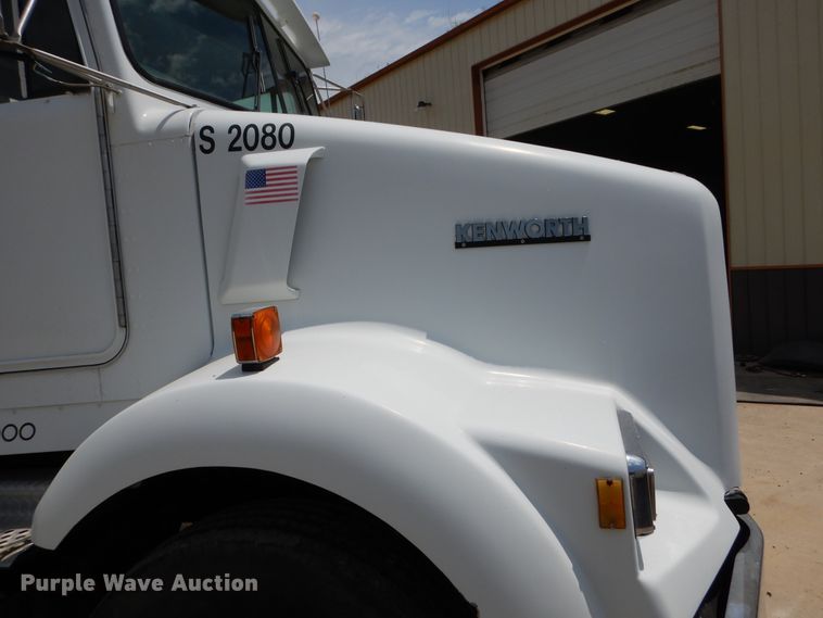 image for item DD2512 1993 Kenworth T450  lube truck