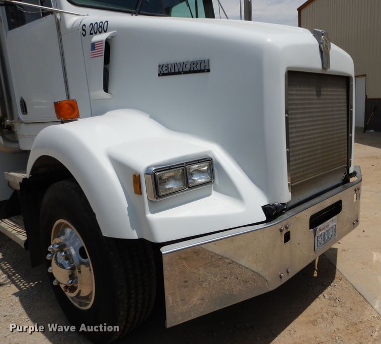 image for item DD2512 1993 Kenworth T450  lube truck