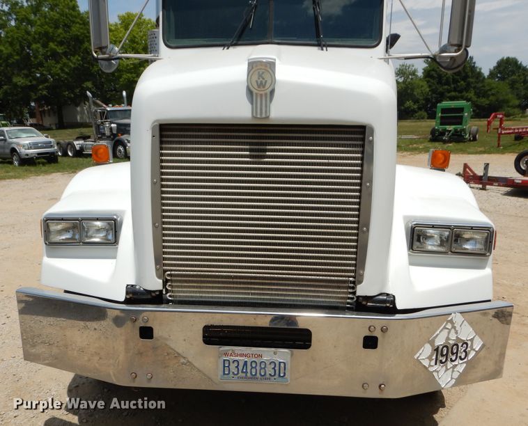 image for item DD2512 1993 Kenworth T450  lube truck