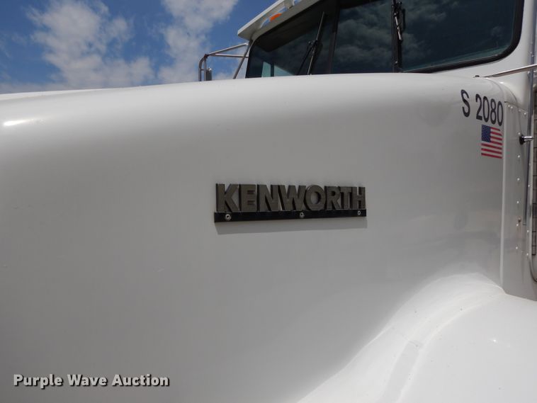 image for item DD2512 1993 Kenworth T450  lube truck