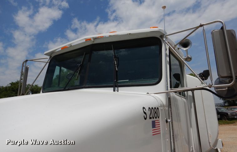 image for item DD2512 1993 Kenworth T450  lube truck