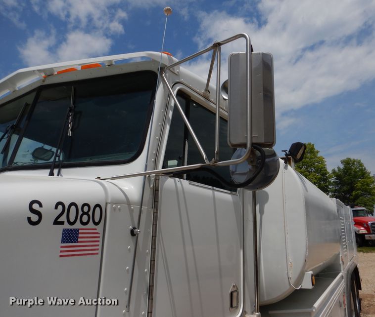 image for item DD2512 1993 Kenworth T450  lube truck