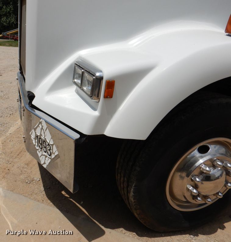 image for item DD2512 1993 Kenworth T450  lube truck