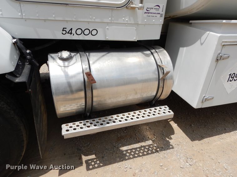 image for item DD2512 1993 Kenworth T450  lube truck