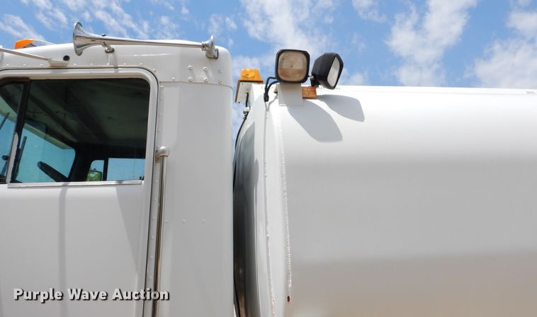 image for item DD2512 1993 Kenworth T450  lube truck