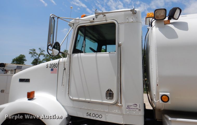 image for item DD2512 1993 Kenworth T450  lube truck