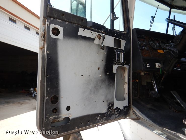 image for item DD2512 1993 Kenworth T450  lube truck