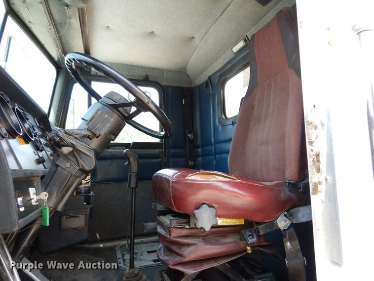 image for item DD2512 1993 Kenworth T450  lube truck