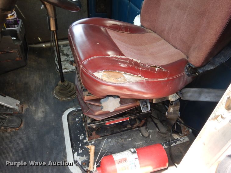 image for item DD2512 1993 Kenworth T450  lube truck