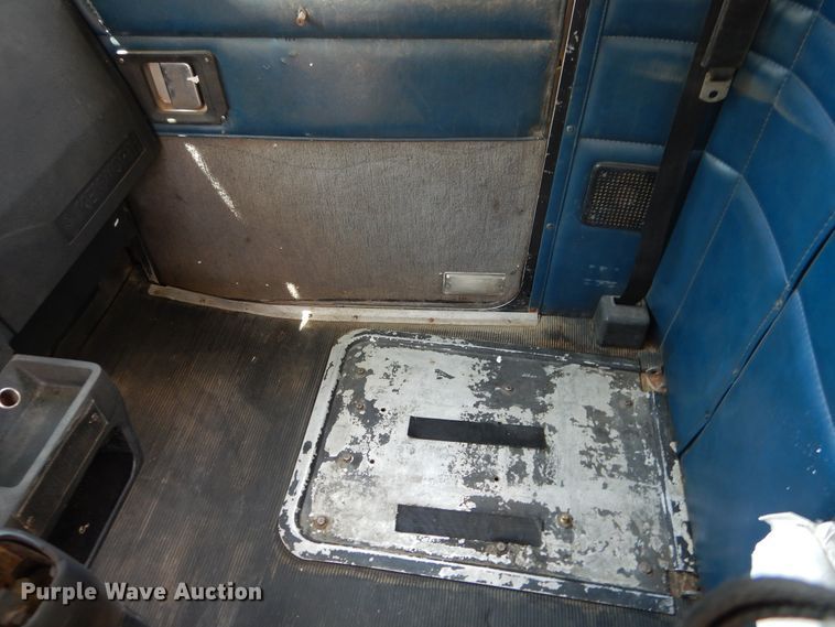 image for item DD2512 1993 Kenworth T450  lube truck