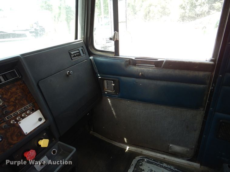 image for item DD2512 1993 Kenworth T450  lube truck