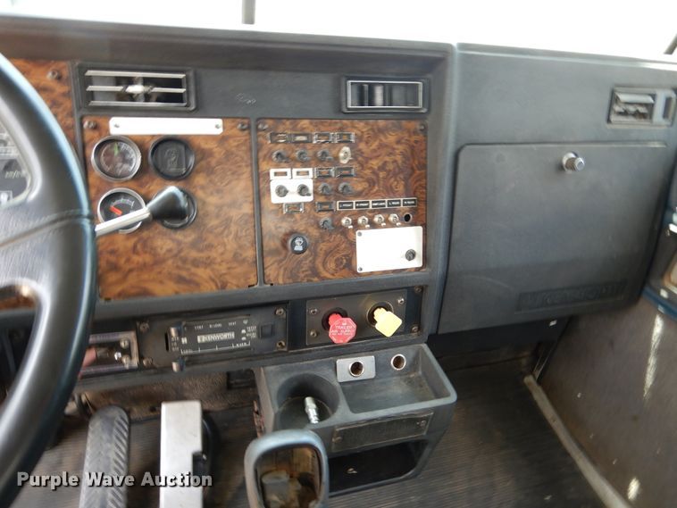 image for item DD2512 1993 Kenworth T450  lube truck