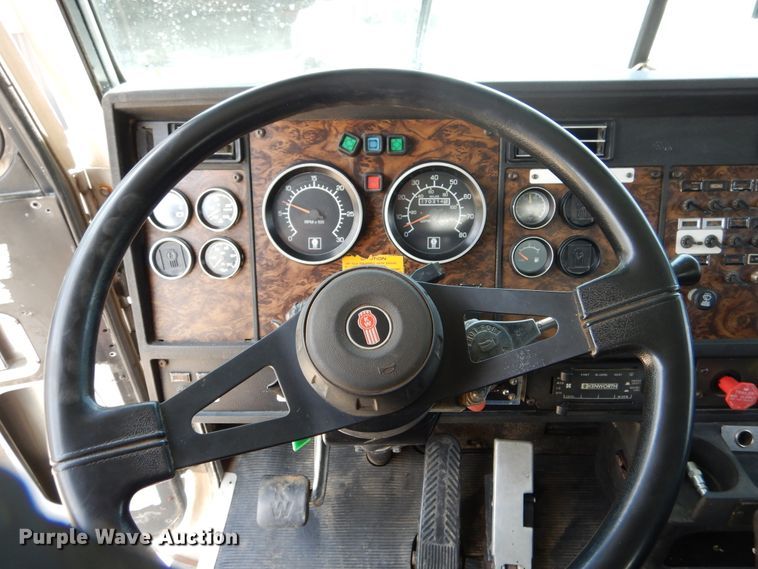 image for item DD2512 1993 Kenworth T450  lube truck