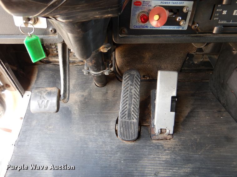 image for item DD2512 1993 Kenworth T450  lube truck