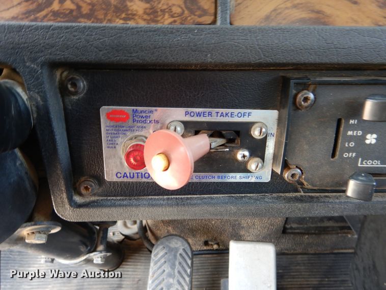 image for item DD2512 1993 Kenworth T450  lube truck