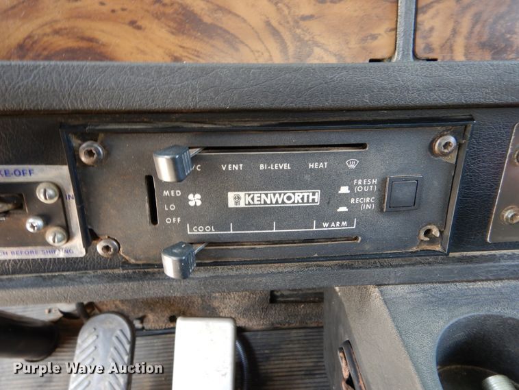 image for item DD2512 1993 Kenworth T450  lube truck