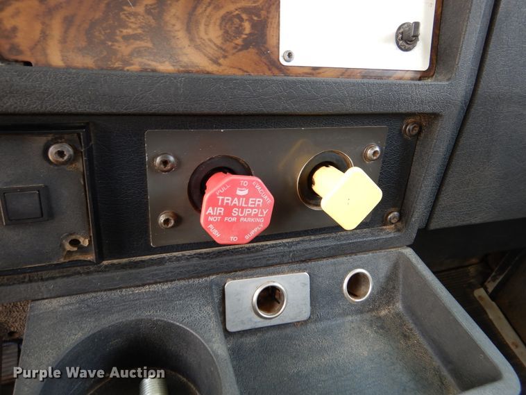 image for item DD2512 1993 Kenworth T450  lube truck