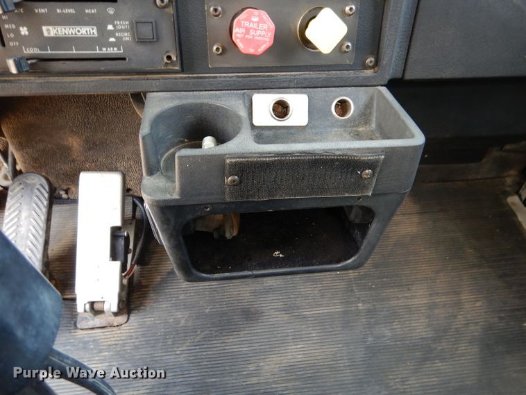 image for item DD2512 1993 Kenworth T450  lube truck