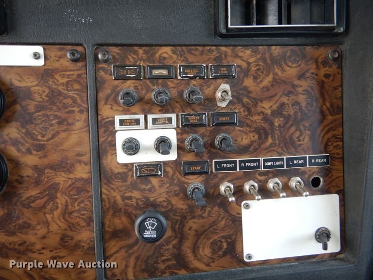 image for item DD2512 1993 Kenworth T450  lube truck