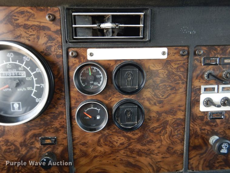 image for item DD2512 1993 Kenworth T450  lube truck