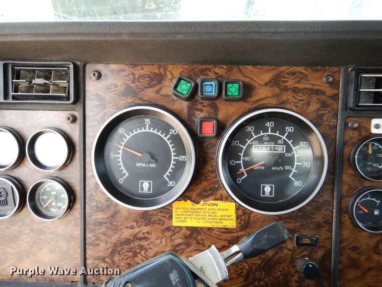 image for item DD2512 1993 Kenworth T450  lube truck