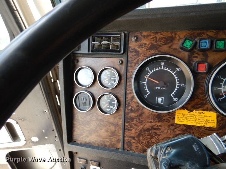 image for item DD2512 1993 Kenworth T450  lube truck