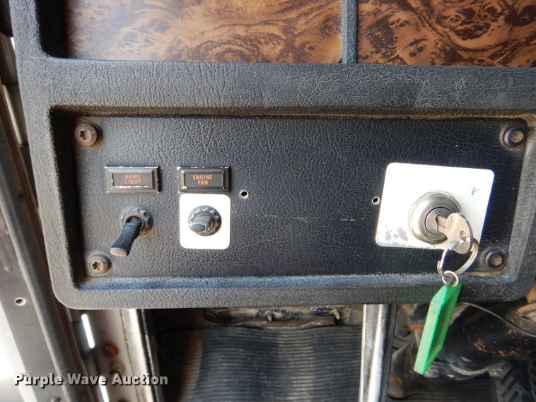 image for item DD2512 1993 Kenworth T450  lube truck