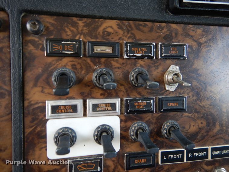 image for item DD2512 1993 Kenworth T450  lube truck