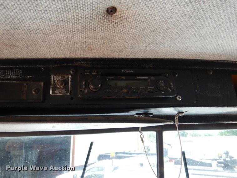 image for item DD2512 1993 Kenworth T450  lube truck