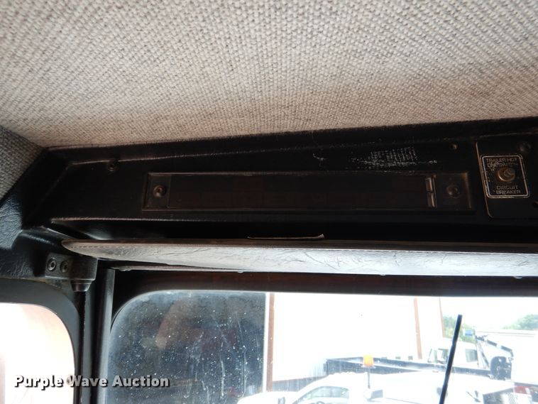 image for item DD2512 1993 Kenworth T450  lube truck